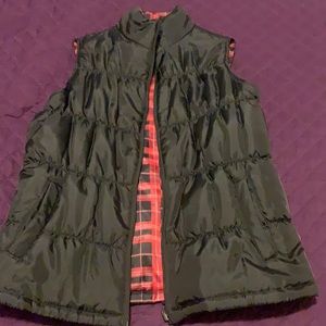 Fully reversible puffer vest